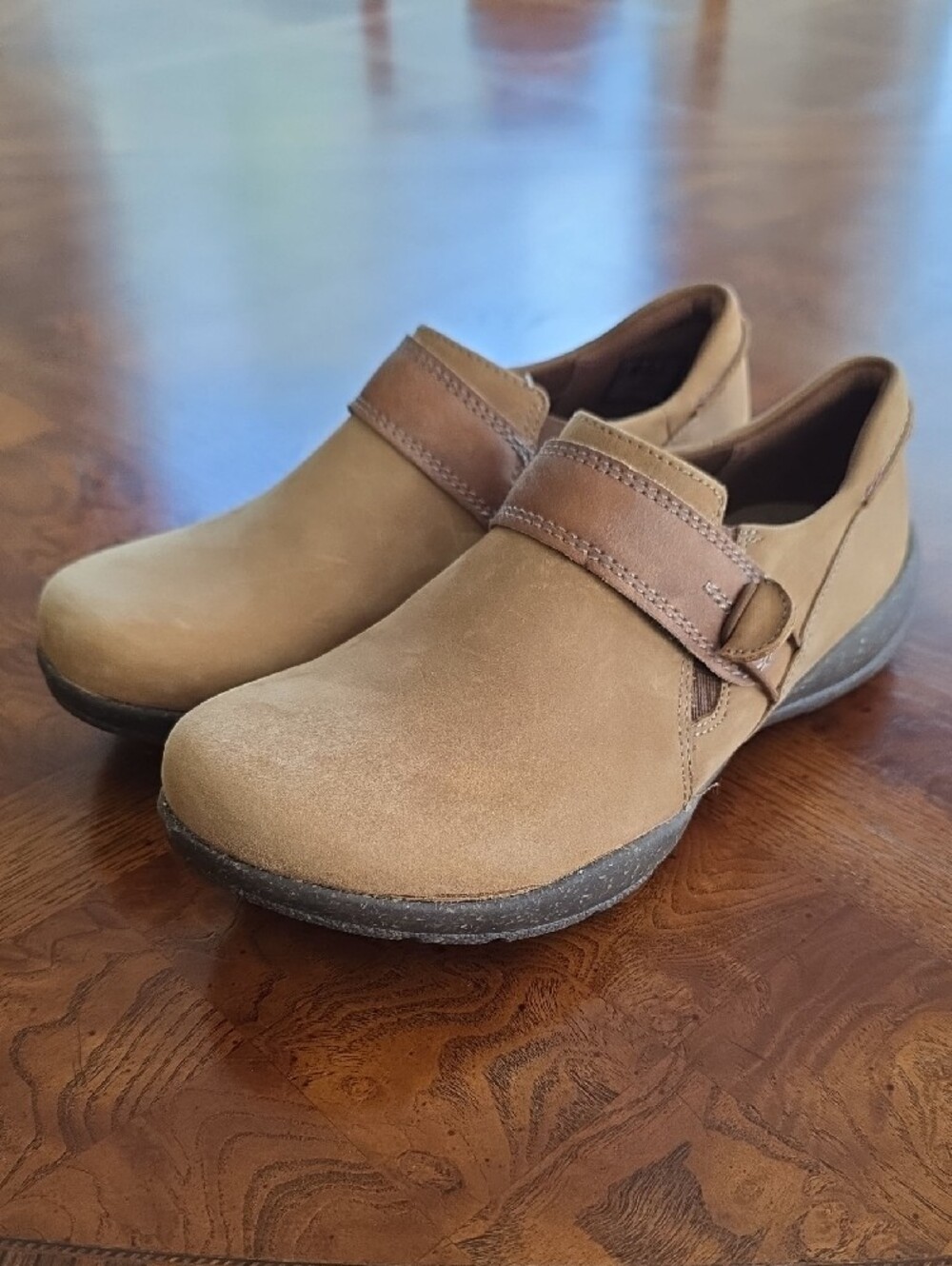 Clarks Roseville Dot Slip On Shoes Comfort Loafers DARK TAN Nubuck Size 6 M NEW